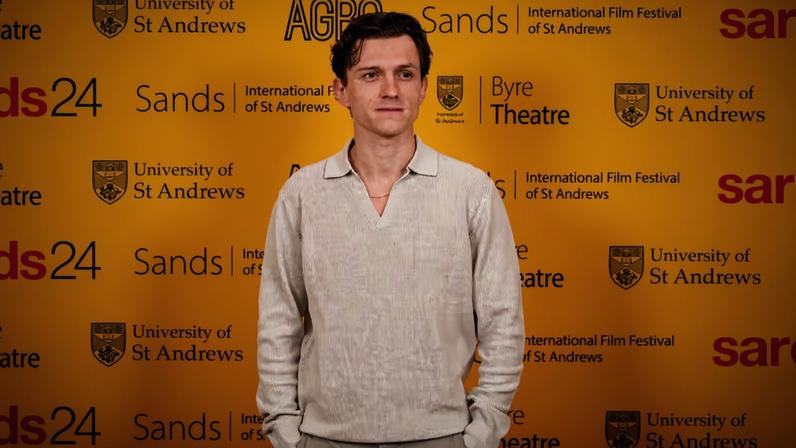 Tom Holland revela que o hábito de beber estava ‘atrapalhando’ sua vida profissional.