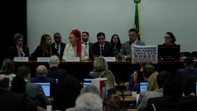 Pedido de vista atrasou a votação que agora será na quarta-feira