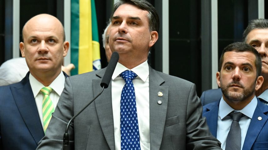 Flávio Bolsonaro pediu a Trump inclusão do PCC e do CV em lista de terrorrismo