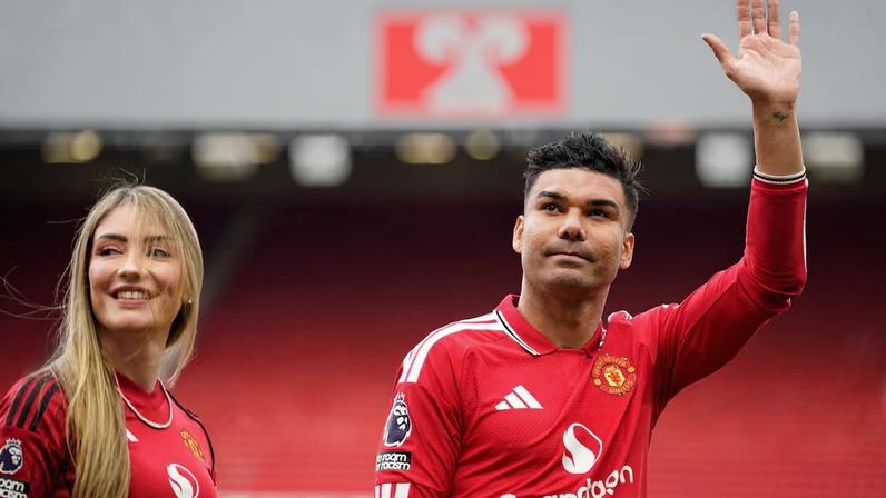 Casemiro e Anna Mariana, sua mulher, durante despedida do Manchester United.