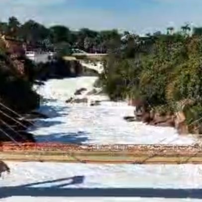 Espuma tóxica volta a cobrir trechos do Rio Tietê no interior de SP