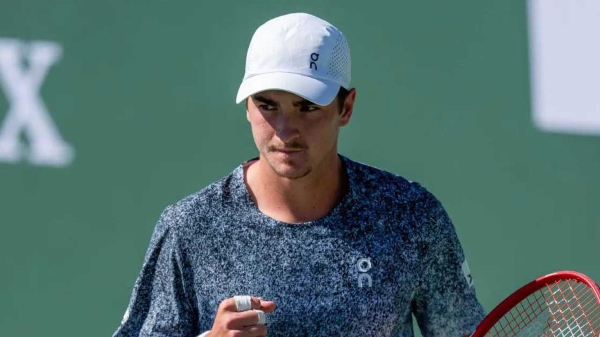Brasileiro se vê dominado pelo sérvio a partir da metade do segundo set em partida tensa na capital italiana e é eliminado; foco agora é Roland Garros