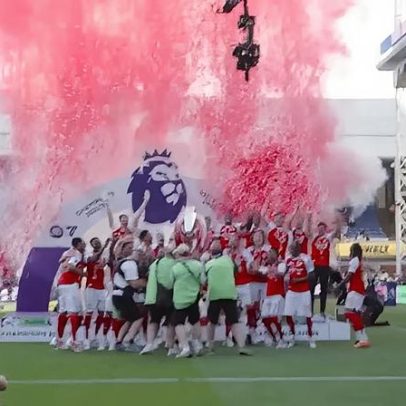 Arsenal levanta a taça da Premier League após conquista do título