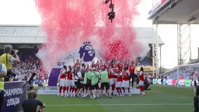 Arsenal levanta a taça da Premier League após conquista do título