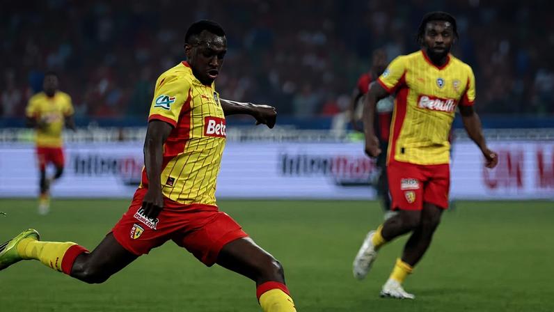 Saud Abdulhamid, do Lens, teve passaporte roubado.