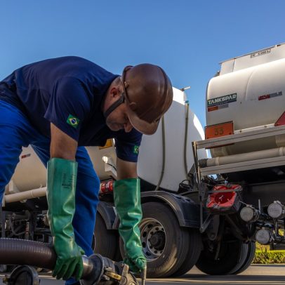 Governo amplia ajuda ao diesel; impacto para empresas de transporte é analisado