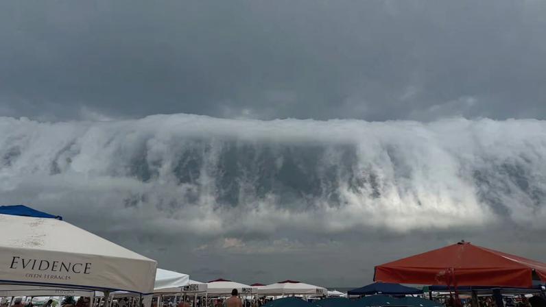 Nuvem prateleira se forma em praia de Bertioga (SP)