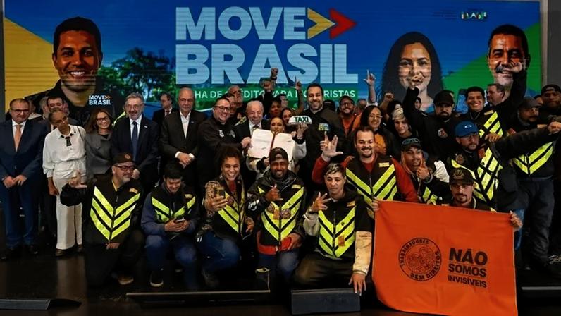Motoristas de aplicativo reunidos para assinatura ado Move Brasil