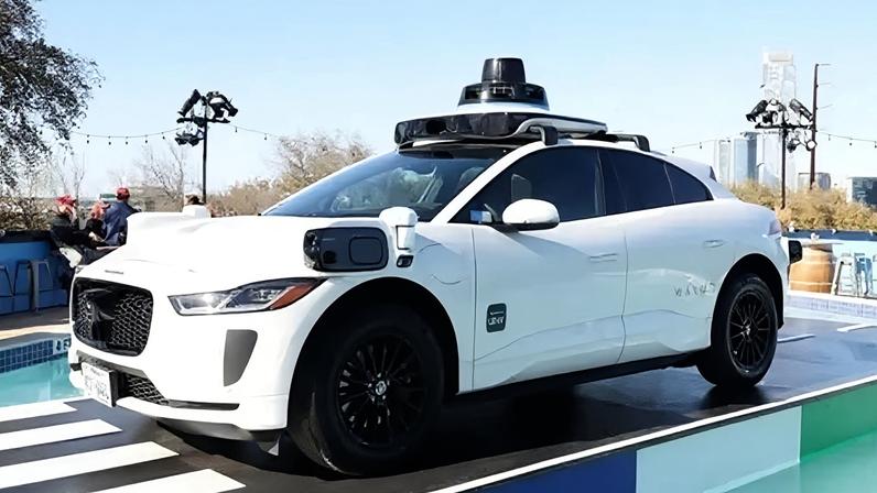 Waymo interrompe robotáxis em cinco cidades por vias alagadas