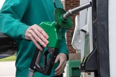 Petróleo recua com EUA buscando reabertura do Estreito de Hormuz