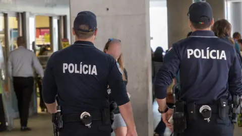 Quinze policiais portugueses detidos em investigação de tortura