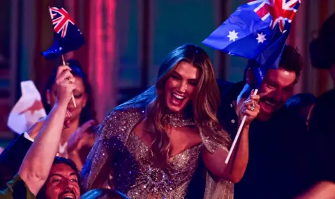 Austrália avança para a final do Eurovision enquanto canção britânica estreia