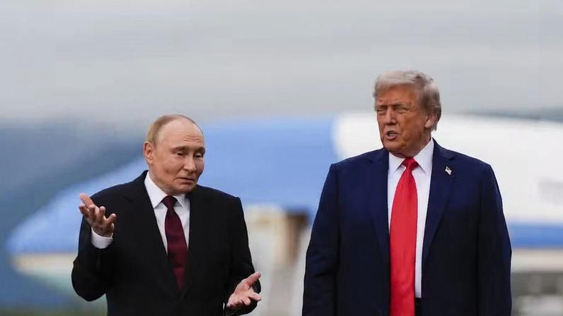 Vladimir Putin, presidente da Rússia, ao lado de Donald Trump no Alasca