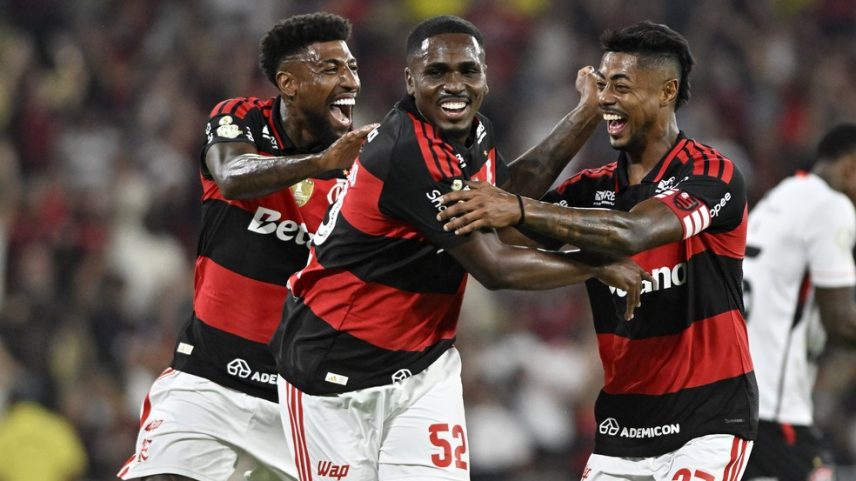 Evertton Araújo vibra com os companheiros | Flamengo x Vitória — Foto: André Durão
