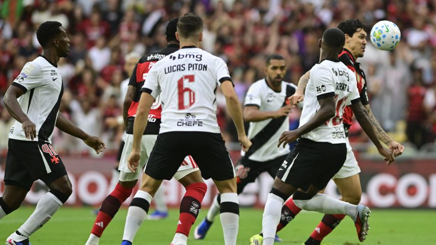 Pedro dribla Cuesta e marca | Flamengo x Vasco — Foto: André Durão