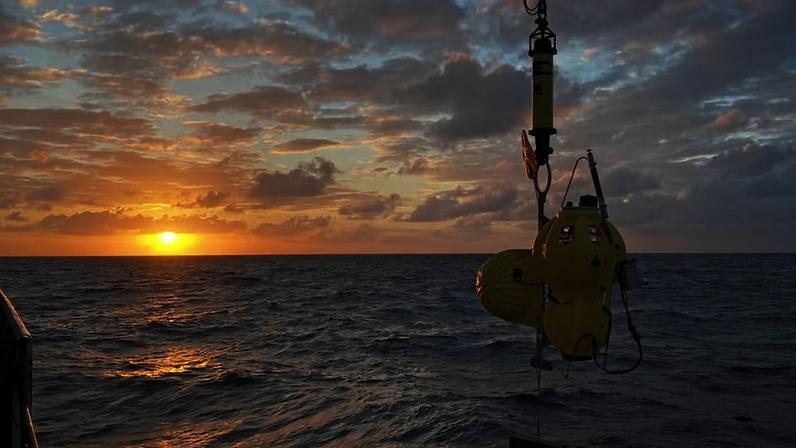 Um sismômetro de fundo oceânico sendo instalado pelo Centro de Instrumentação Sísmica de Fundo Oceânico durante uma expedição de pesquisa à falha transformante de Gofar, no Oceano Pacífico