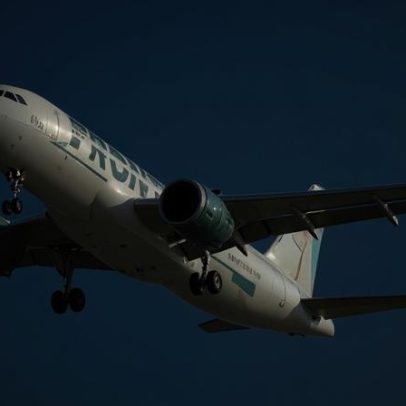 Avião da Frontier Airlines atinge pessoa na pista durante decolagem no aeroporto de Denver
