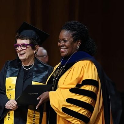 Billie Jean King se forma na faculdade aos 82 anos após carreira no tênis