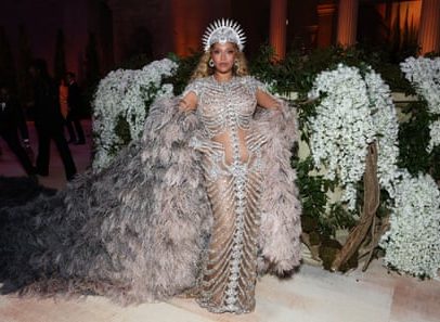 Corpo como obra-prima domina Met Gala recorde com tatuagens e esqueletos