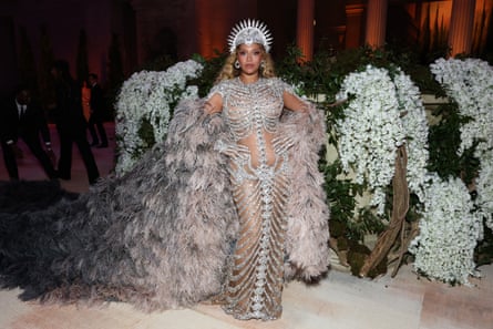 Corpo como obra-prima domina Met Gala recorde com tatuagens e esqueletos