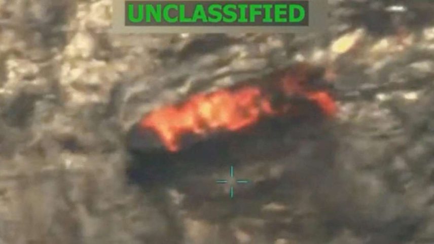 Navio em chamas em imagem retirada de um vídeo publicado em 15 de setembro de 2025, mostrando o que o presidente americano Donald Trump descreveu como um ataque militar dos Estados Unidos a um navio de um cartel de drogas venezuelano em direção ao seu país