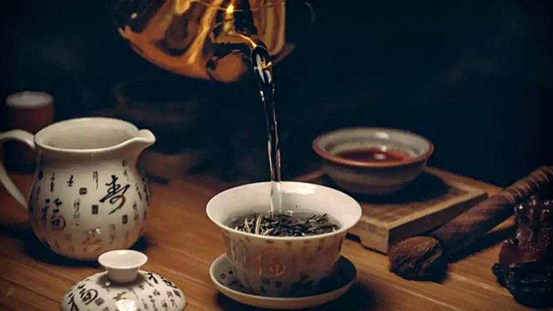 O chá surgiu na China mais de dois mil anos antes de Cristo e se espalhou pelo mundo por rotas comerciais. Hoje é uma das bebidas mais consumidas, associada a rituais culturais e momentos de convivência.