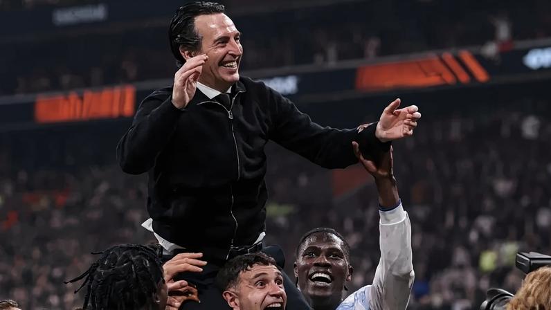 Unai Emery é celebrado pelos jogadores do Aston Villa após a conquista da Liga Europa
