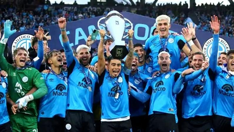 Jogadores do Belgrano comemoram o título.