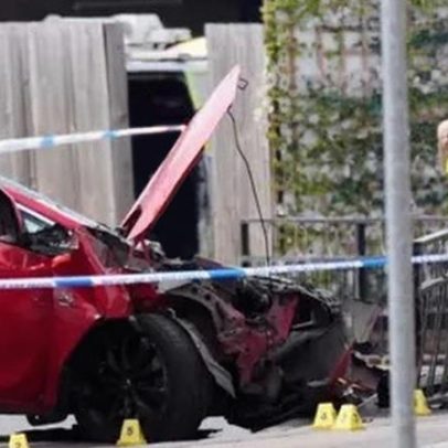Homem fica gravemente ferido após carro atingir pedestres