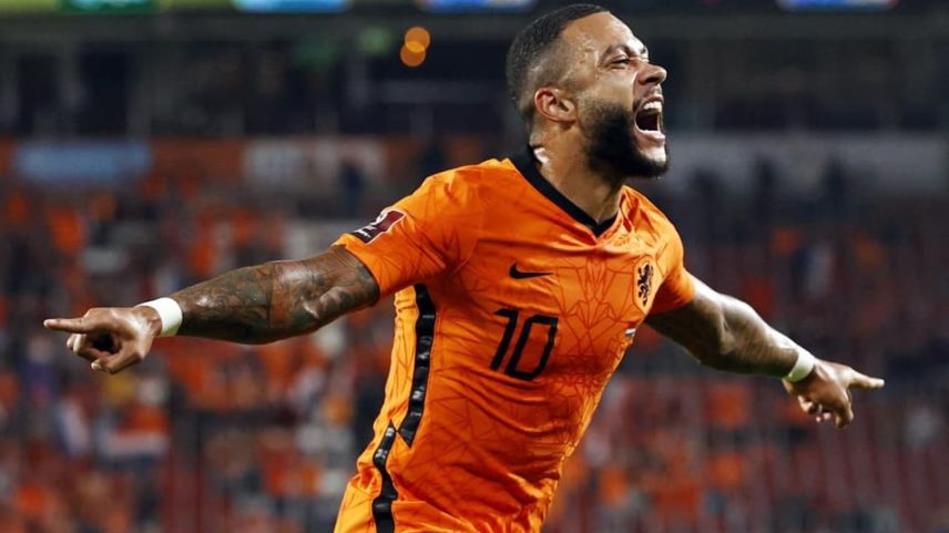 Memphis Depay está em busca de vaga na Copa do Mundo (Foto: Maurice van Steen / ANP / AFP)