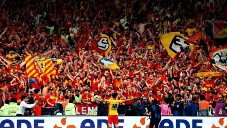 Jogadores de Lens e Nice em disputa de bola na final da Copa da França –