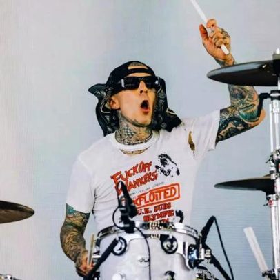 Documentário sobre Travis Barker revela detalhes do acidente de avião