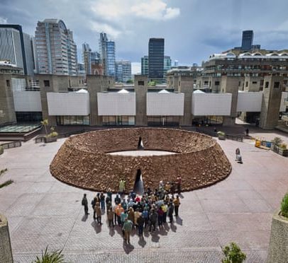 Delcy Morelos, diva da terra, lidera terraplenagem de 30 toneladas