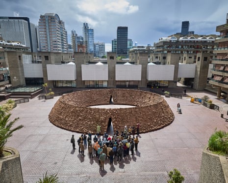 Delcy Morelos, diva da terra, lidera terraplenagem de 30 toneladas