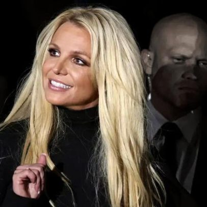 Britney Spears fala com sotaque britânico e oferece lasanha a policiais
