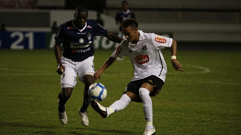 Danilo, volante do Remo, marca Neymar, atacante do Santos, em duelo pela Copa do Brasil de 2010 — Foto: Marcelo Seabra / OLiberal