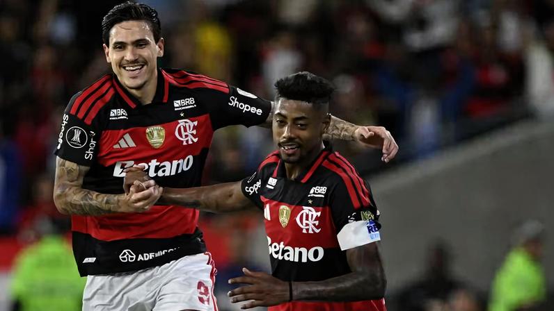 Pedro e Bruno Henrique comemoram gol do Flamengo contra o Cusco — Foto: André Durão