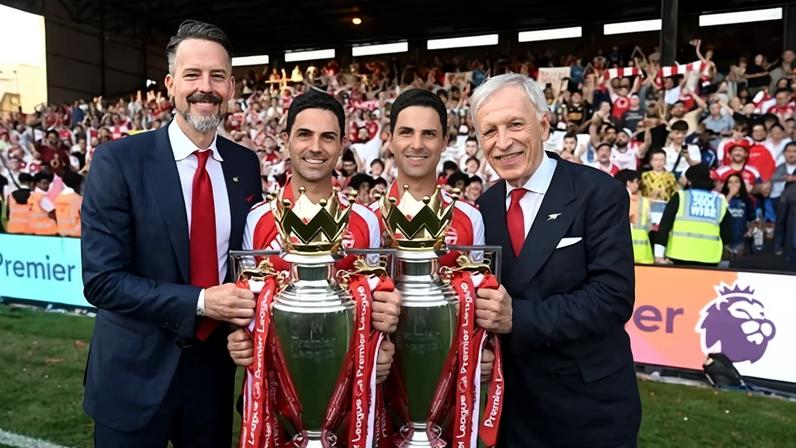 Mikel Arteta with co-chair Josh Kroenke (left) and owner Stan Kroenke (right) with the Premier League trophy at Selhurst Park on Sunday.