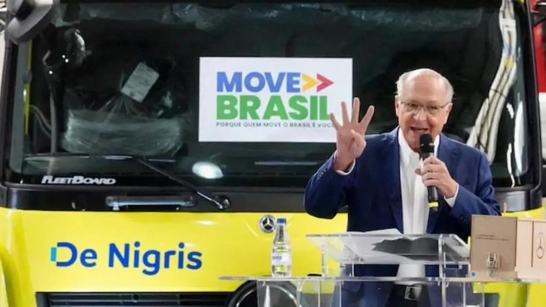 O vice-presidente Geraldo Alckmin durante anúncio do programa para financiamento de ônibus e caminhões