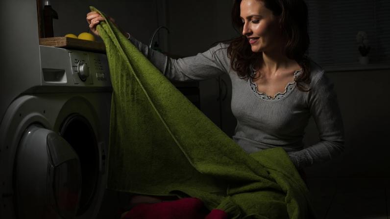 Toalha úmida e mal ventilada pode favorecer fungos, bactérias e aumentar o risco de micose, foliculite e irritações na pele