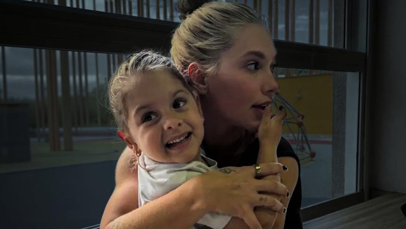 Mães têm um filho favorito? Virgínia revela dificuldade com Maria Flor e relembra trauma da infância: 'Achei que minha mãe gostava mais do meu irmão'.