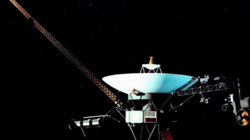 A Voyager 1, objeto construído por humanos mais distante da Terra, teve o instrumento de Partículas Carregadas de Baixa Energia (LECP) desativado pela NASA com o intuito de economizar energia e prolongar sua missão no espaço interestelar. O desligamento ocorreu em abril, após uma queda inesperada nos níveis de energia que ameaçava acionar o sistema automático de proteção contra falhas da sonda, o que interromperia a transmissão de dados científicos. Essa mesma medida já havia sido adotada na sonda gêmea Voyager 2 em março de 2025.