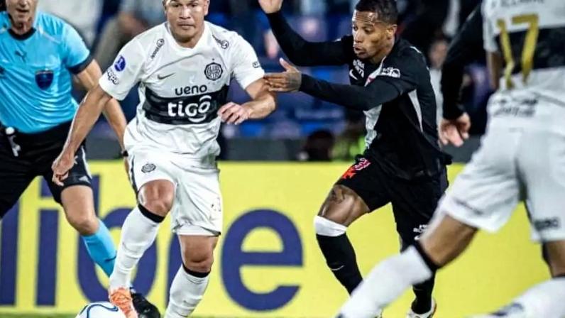 Divulgação/Olimpia - Legenda: Com um a menos, Vasco foi derrotado pelo Olimpia