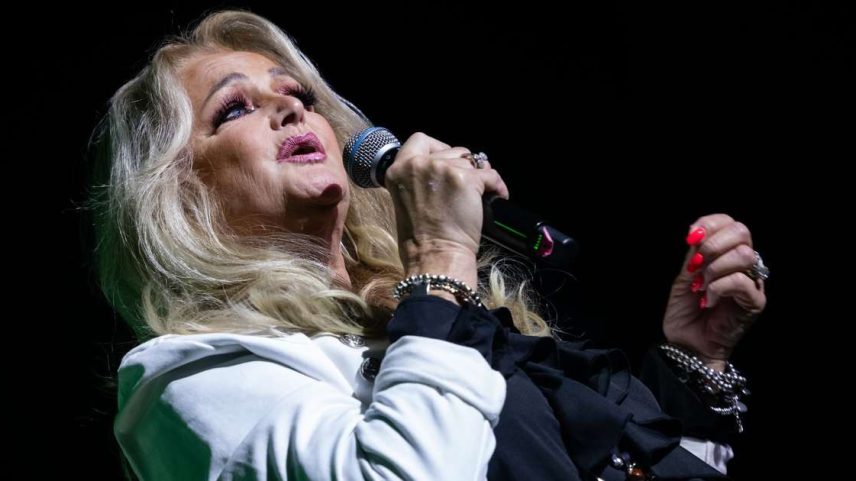 Bonnie Tyler é reanimada após parada cardiorrespiratória e está em estado grave, diz jornal (Aldara Zarraoa Redferns)