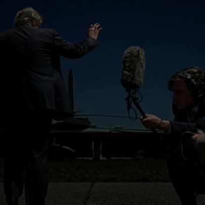 Trump chega à China para cúpula com Xi; Irã domina negociações