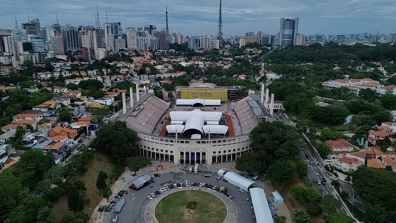 Imagem aérea captada por drone do Pacaembu, na região central, onde está sendo montada a estrutura do São Paulo Innovation Week.