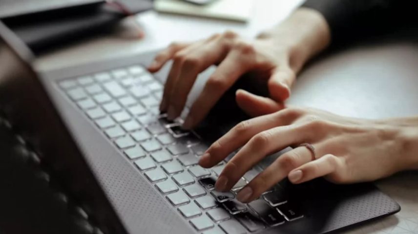Dupla foi condenada por inserir texto com letra branca em fundo branco, invisível para leitor humano, para que inteligência artificial do TRT-8 analisasse sua petição de maneira superficial, sem contestar os documentos juntados ao processo; uma das advogadas disse ao ‘Estadão’ que elas recorreram da decisão