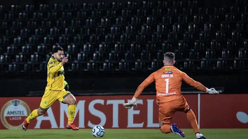 Alesson, do Mirassol, finaliza contra o Always Ready, na Libertadores — Foto: JP Pinheiro/Agência Mirassol