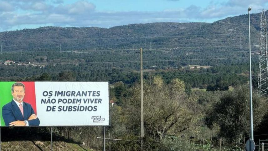 Cartaz do partido Chega, de extrema direita, em Celorico da Beira, em Portugal. Sigla de extrema direita ficou em segundo nas eleições de 2026.