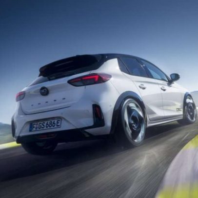 Corsa elétrico com motor Peugeot é mais rápido que Golf GTI no Brasil
